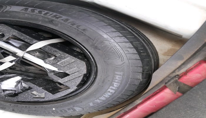 2014 Volkswagen Jetta COMFORTLINE TDI, Diesel, Manual, 1,00,538 km, tyre