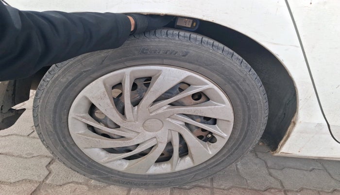 2015 Honda City 1.5L I-VTEC SV CVT, Petrol, Automatic, 1,20,855 km, tyre