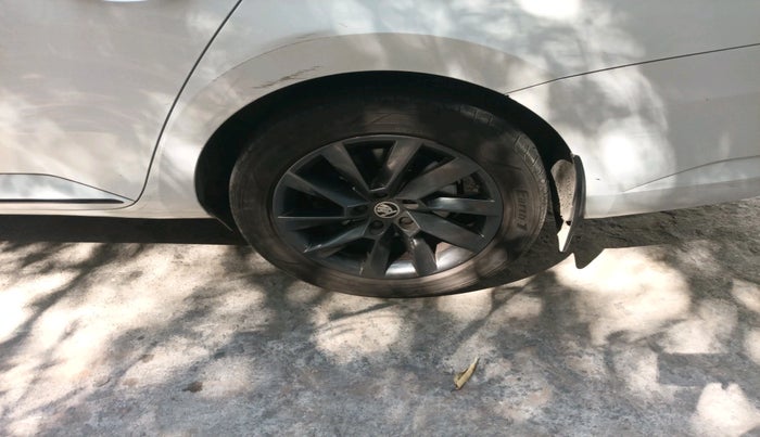 2020 Skoda Superb SPORTLINE AT, Petrol, Automatic, 1,00,202 km, tyre