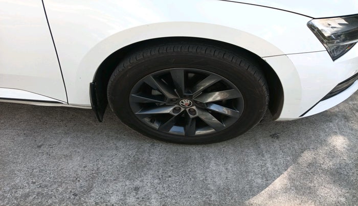 2020 Skoda Superb SPORTLINE AT, Petrol, Automatic, 1,00,202 km, tyre
