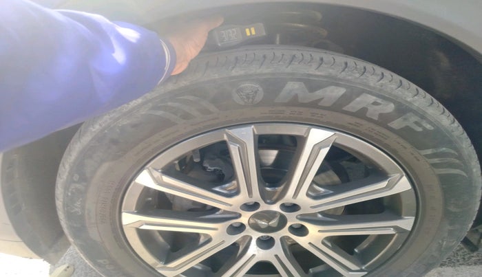 2022 Mahindra XUV700 AX 7 LUXURY D AT 7 STR, Diesel, Automatic, 30,874 km, tyre