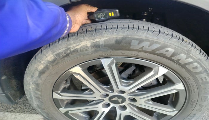 2022 Mahindra XUV700 AX 7 LUXURY D AT 7 STR, Diesel, Automatic, 30,874 km, tyre