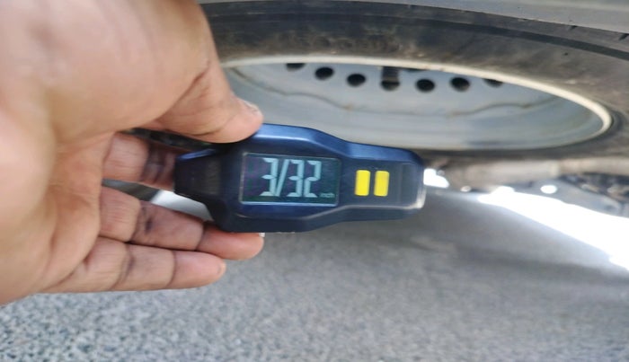 2022 Mahindra XUV700 AX 7 LUXURY D AT 7 STR, Diesel, Automatic, 30,874 km, tyre