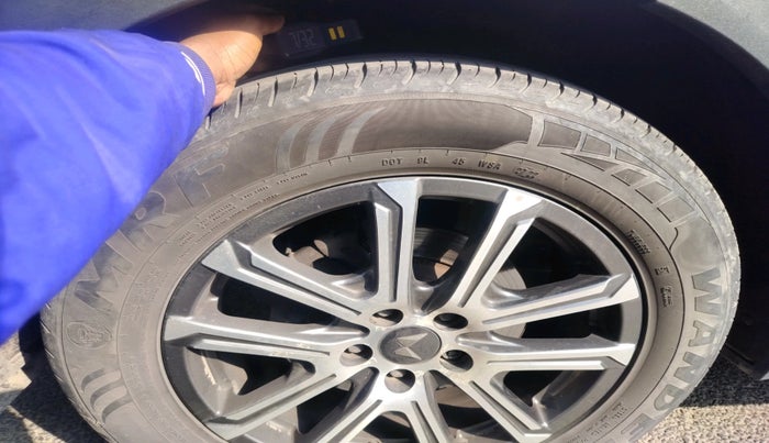 2022 Mahindra XUV700 AX 7 LUXURY D AT 7 STR, Diesel, Automatic, 30,874 km, tyre