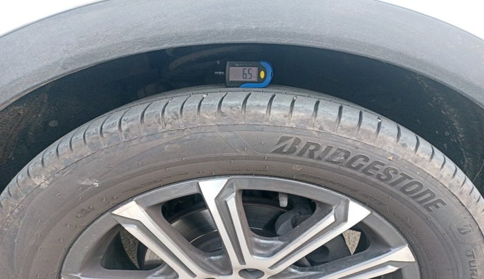 2023 Mahindra XUV700 AX 7 LUXURY D AT 7 STR, Diesel, Automatic, 85,037 km, tyre