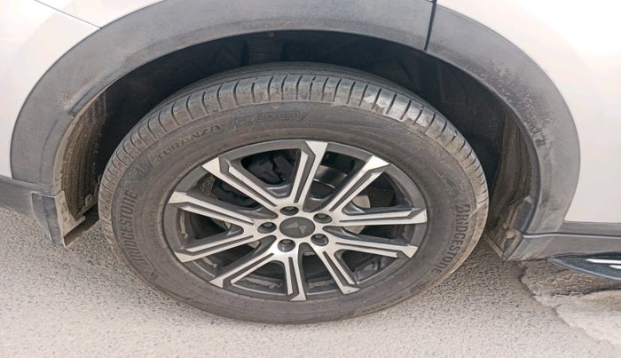 2023 Mahindra XUV700 AX 7 LUXURY D AT 7 STR, Diesel, Automatic, 85,037 km, tyre