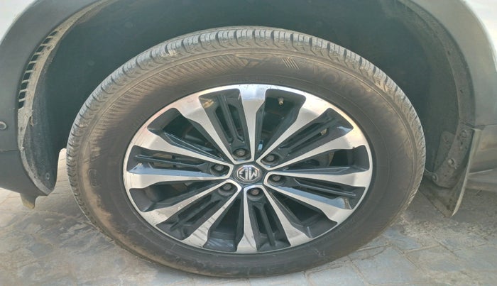 2021 MG GLOSTER SAVVY 6 STR 2.0 TWIN TURBO 4WD, Diesel, Automatic, 1,43,945 km, tyre