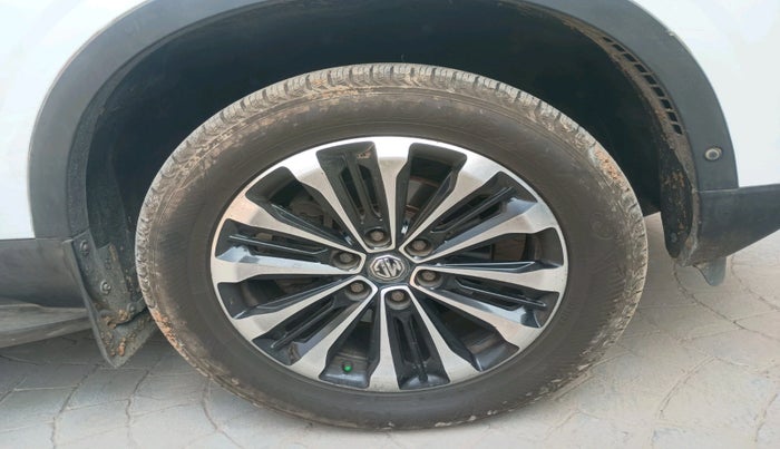 2021 MG GLOSTER SAVVY 6 STR 2.0 TWIN TURBO 4WD, Diesel, Automatic, 1,43,945 km, tyre