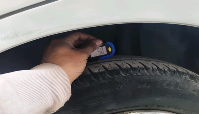 2017 Maruti Dzire VDI, Diesel, Manual, 33,351 km, tyre