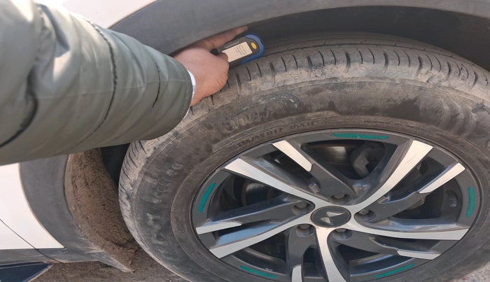 2022 Mahindra XUV700 AX 5 P MT 5 STR, Petrol, Manual, 31,984 km, tyre