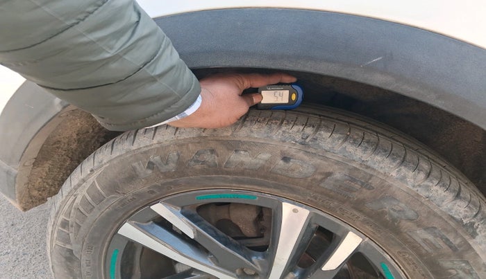 2022 Mahindra XUV700 AX 5 P MT 5 STR, Petrol, Manual, 31,984 km, tyre