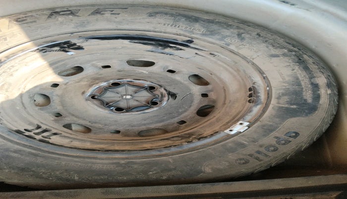 2011 Volkswagen Polo HIGHLINE 1.6L, Petrol, Manual, 96,523 km, tyre