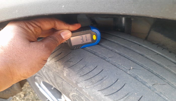 2021 Mahindra XUV700 AX 7 LUXURY D AT 7 STR, Diesel, Automatic, 52,773 km, tyre