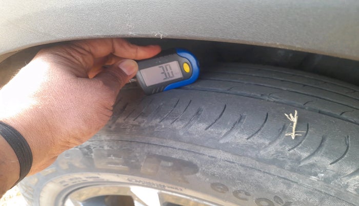 2021 Mahindra XUV700 AX 7 LUXURY D AT 7 STR, Diesel, Automatic, 52,773 km, tyre