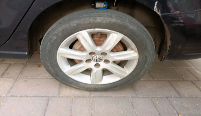 2011 Volkswagen Vento HIGHLINE 1.6 MPI, Petrol, Manual, 96,748 km, tyre