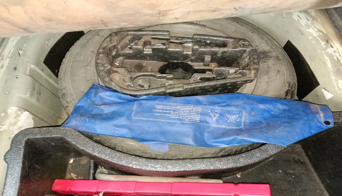 2011 Volkswagen Vento HIGHLINE 1.6 MPI, Petrol, Manual, 96,748 km, tyre