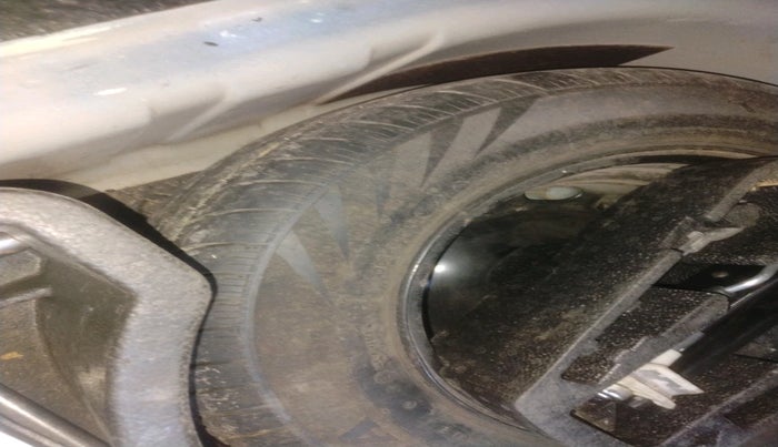 2012 Volkswagen Vento HIGHLINE DIESEL 1.6, Diesel, Manual, 1,93,325 km, tyre