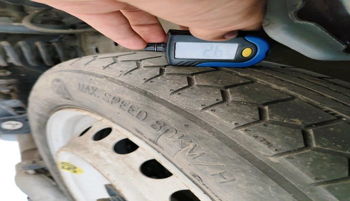 2022 Mahindra XUV700 AX 7 P AT 7 STR, Petrol, Automatic, 59,199 km, tyre