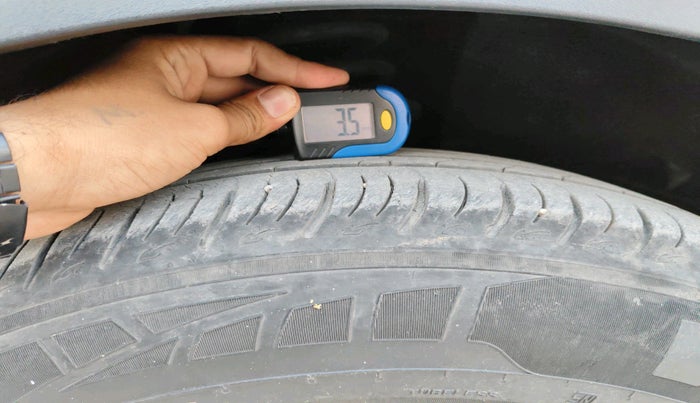 2022 Mahindra XUV700 AX 7 P AT 7 STR, Petrol, Automatic, 59,199 km, tyre