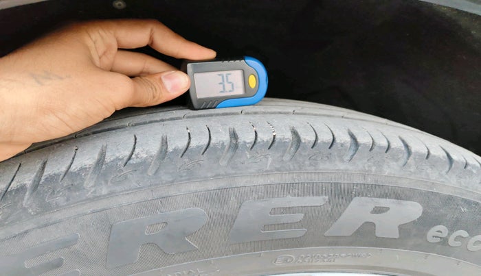 2022 Mahindra XUV700 AX 7 P AT 7 STR, Petrol, Automatic, 59,199 km, tyre