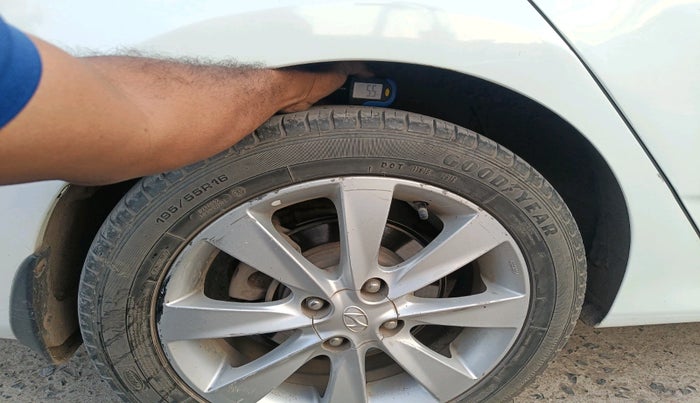 2013 Hyundai Verna FLUIDIC 1.6 CRDI SX, Diesel, Manual, 61,855 km, tyre