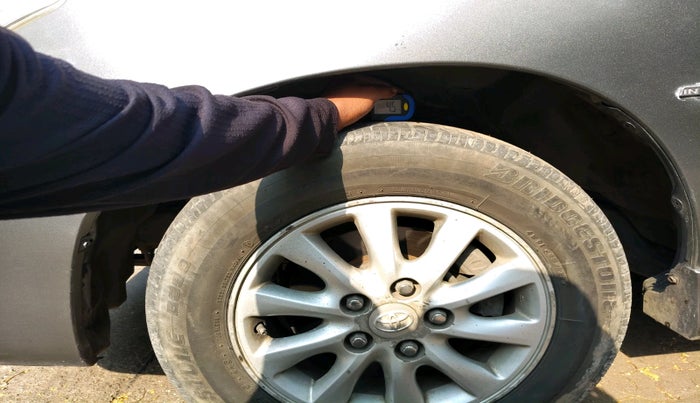 2012 Toyota Innova VX 2.5 7 STR, Diesel, Manual, 2,02,074 km, tyre