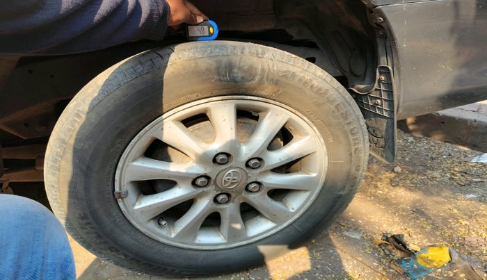 2012 Toyota Innova VX 2.5 7 STR, Diesel, Manual, 2,02,074 km, tyre