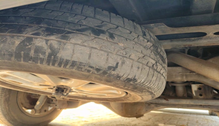 2012 Toyota Innova VX 2.5 7 STR, Diesel, Manual, 2,02,074 km, tyre