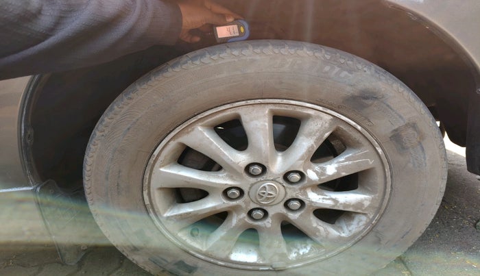 2012 Toyota Innova VX 2.5 7 STR, Diesel, Manual, 2,02,074 km, tyre