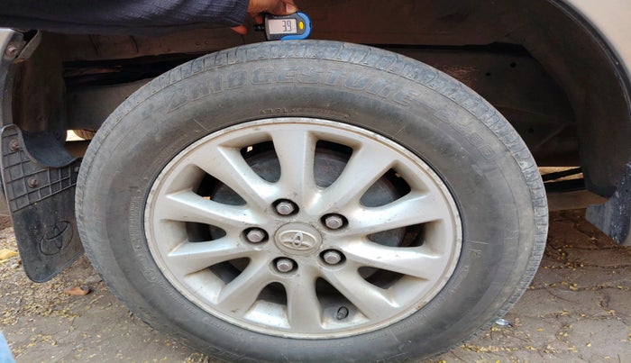 2012 Toyota Innova VX 2.5 7 STR, Diesel, Manual, 2,02,074 km, tyre