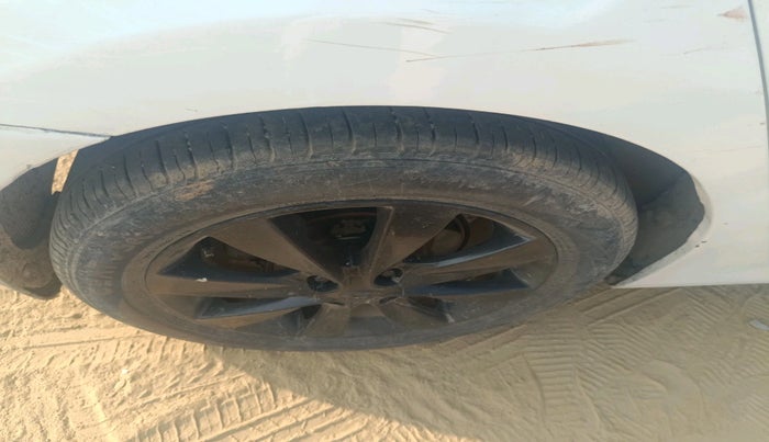 2013 Hyundai Verna FLUIDIC 1.6 CRDI SX, Diesel, Manual, 2,13,546 km, tyre