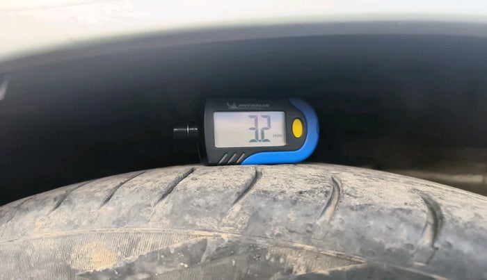 2014 Maruti Ertiga ZDI, Diesel, Manual, 2,23,146 km, tyre