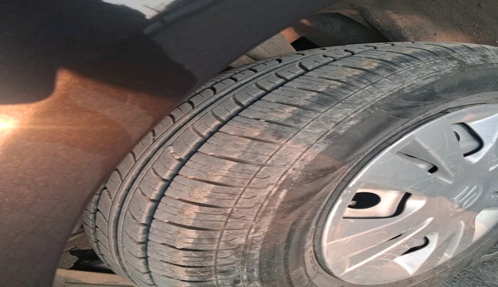 2017 Maruti Swift LXI (O), Petrol, Manual, 99,772 km, tyre