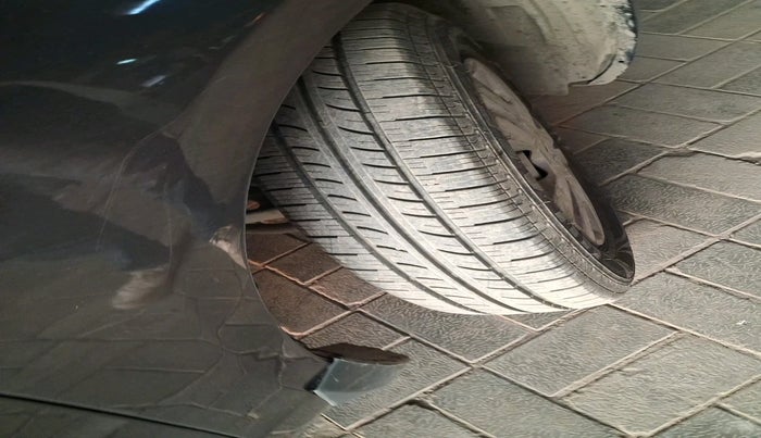 2017 Maruti Swift LXI (O), Petrol, Manual, 99,772 km, tyre