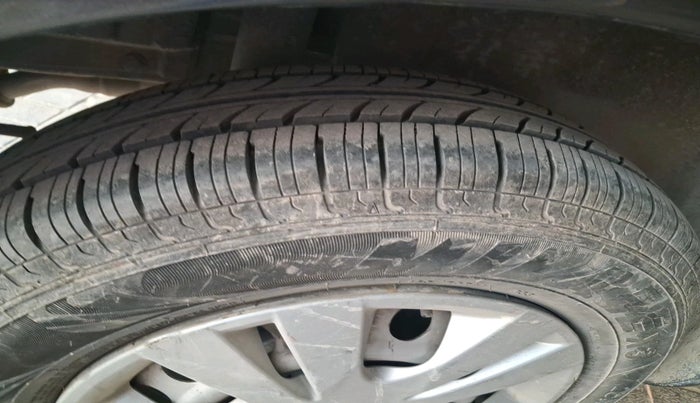 2017 Maruti Swift LXI (O), Petrol, Manual, 99,772 km, tyre