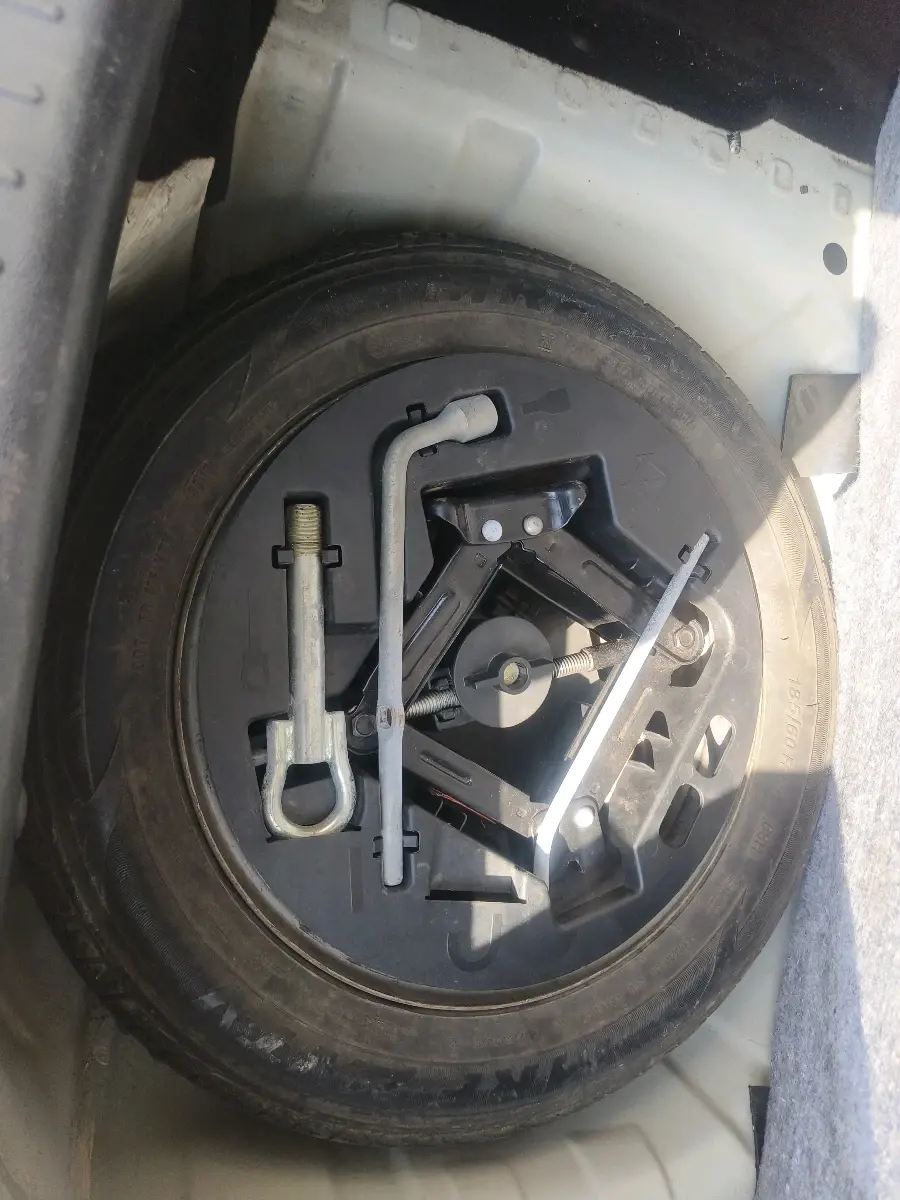 2017 Mahindra KUV 100 NXT K8 P 6 STR, Petrol, Manual, 36,097 km, tyre