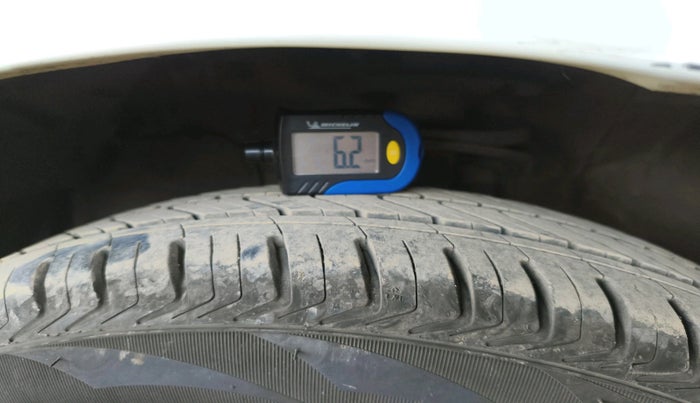 2011 Toyota Etios Liva V, Petrol, Manual, 1,24,305 km, tyre