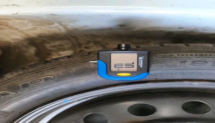 2011 Toyota Etios Liva V, Petrol, Manual, 1,24,305 km, tyre