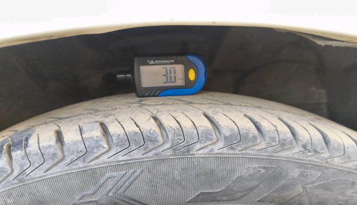 2011 Toyota Etios Liva V, Petrol, Manual, 1,24,305 km, tyre