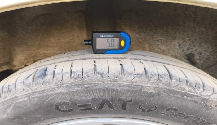 2011 Toyota Etios Liva V, Petrol, Manual, 1,24,305 km, tyre