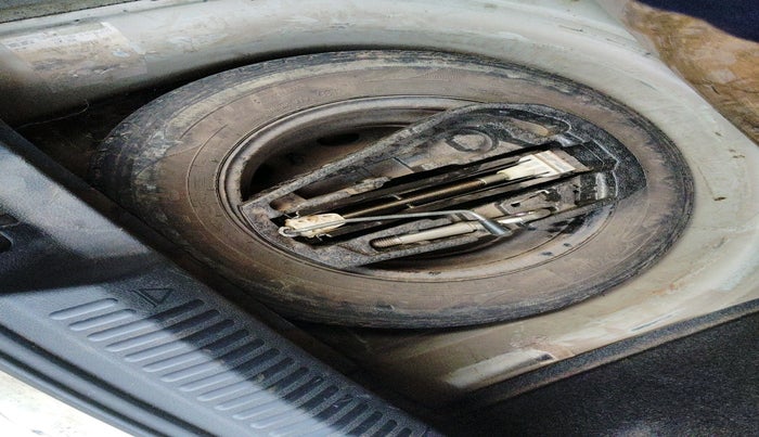 2011 Volkswagen Polo COMFORTLINE 1.2L, Diesel, Manual, 1,18,196 km, tyre