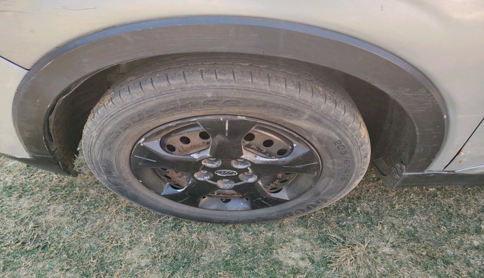 2019 Mahindra XUV300 W6 1.5 DIESEL, Diesel, Manual, 1,38,458 km, tyre