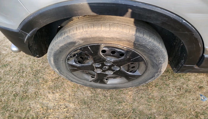 2019 Mahindra XUV300 W6 1.5 DIESEL, Diesel, Manual, 1,38,458 km, tyre