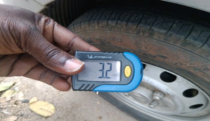 2015 Hyundai Eon ERA +, Petrol, Manual, 47,359 km, tyre