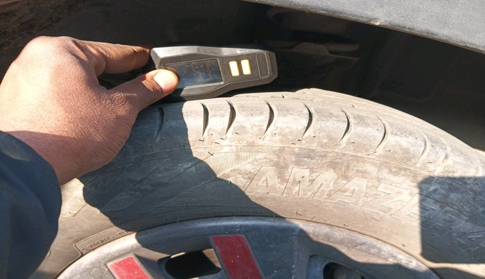 2017 Renault Kwid RXT 1.0 (O), Petrol, Manual, 79,412 km, tyre