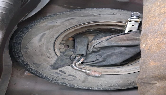 2015 Hyundai i10 MAGNA 1.1, Petrol, Manual, 1,40,280 km, tyre