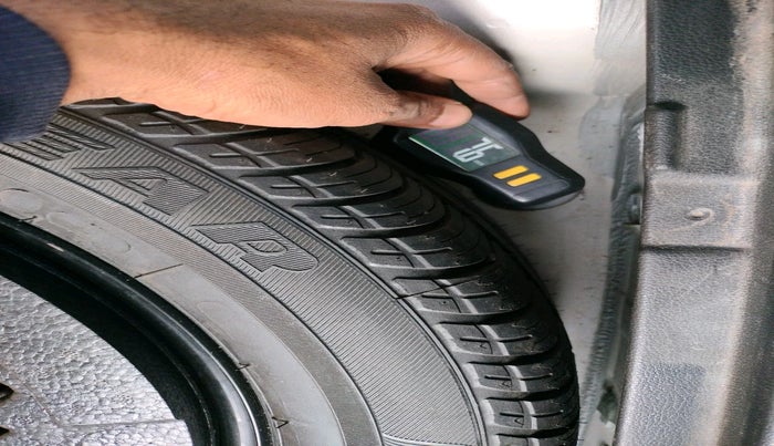 2015 Skoda Octavia ELEGANCE 1.8 TSI AT, Petrol, Automatic, 1,06,298 km, tyre