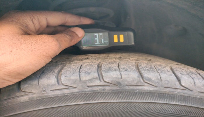 2015 Skoda Octavia ELEGANCE 1.8 TSI AT, Petrol, Automatic, 1,06,298 km, tyre