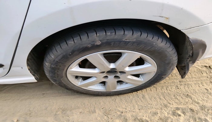 2011 Volkswagen Vento HIGHLINE 1.6 MPI, Petrol, Manual, 1,10,726 km, tyre