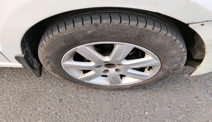 2011 Volkswagen Vento HIGHLINE 1.6 MPI, Petrol, Manual, 1,10,726 km, tyre